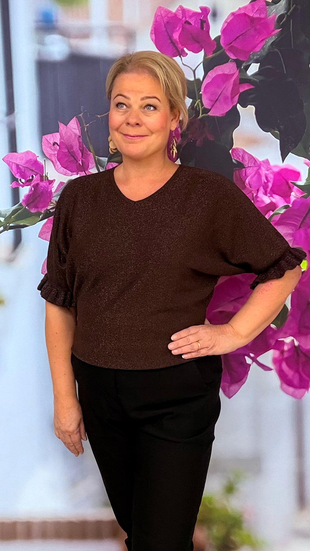 Neulepusero frillahihalla tummanruskea WAUW Fashion