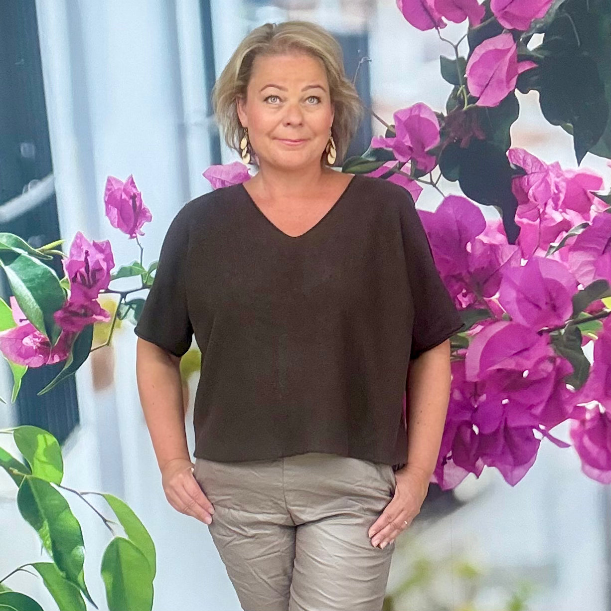 Lyhythihainen neulepusero suklaanruskea