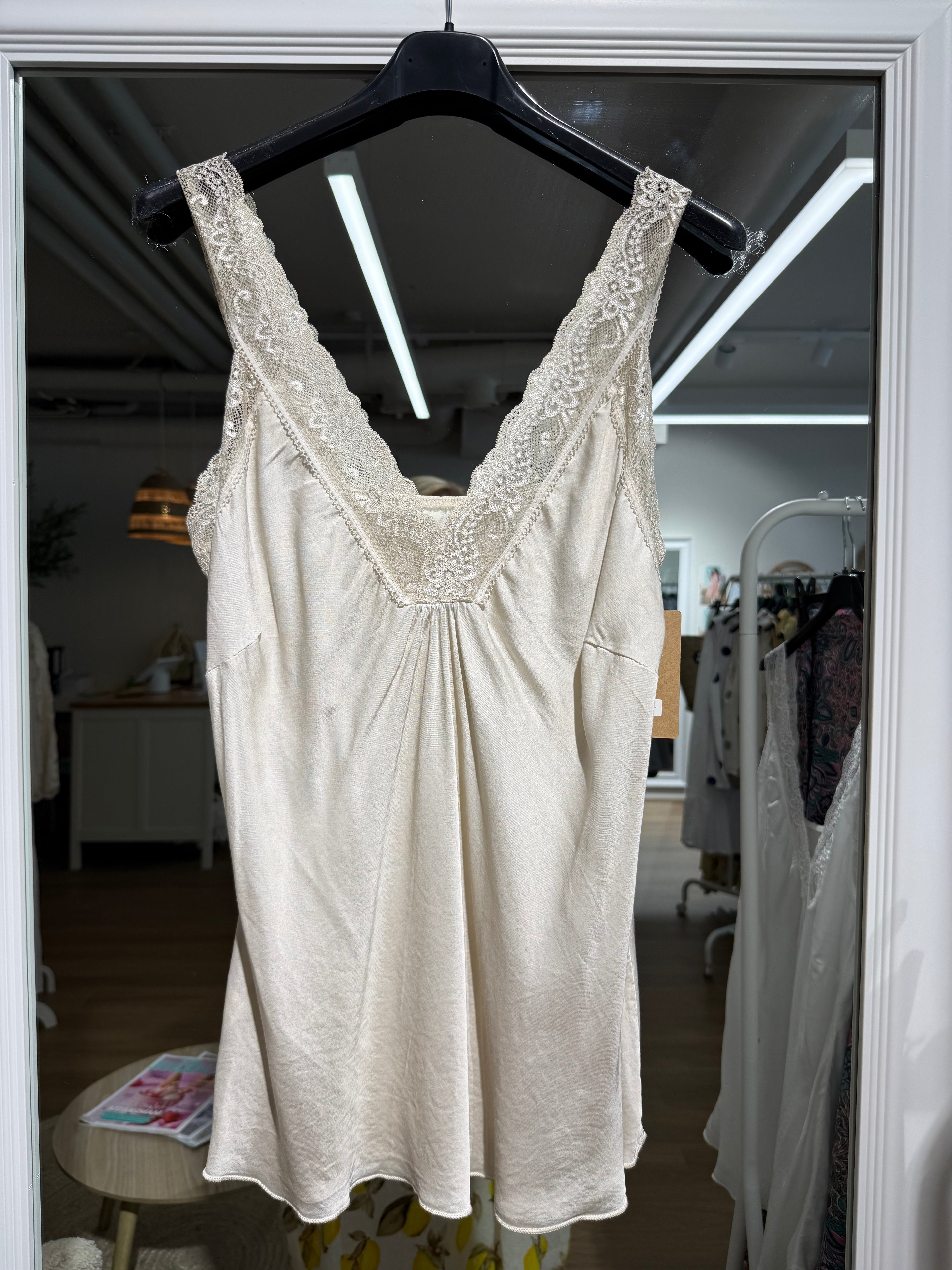 Satiinitoppi vaalea beige